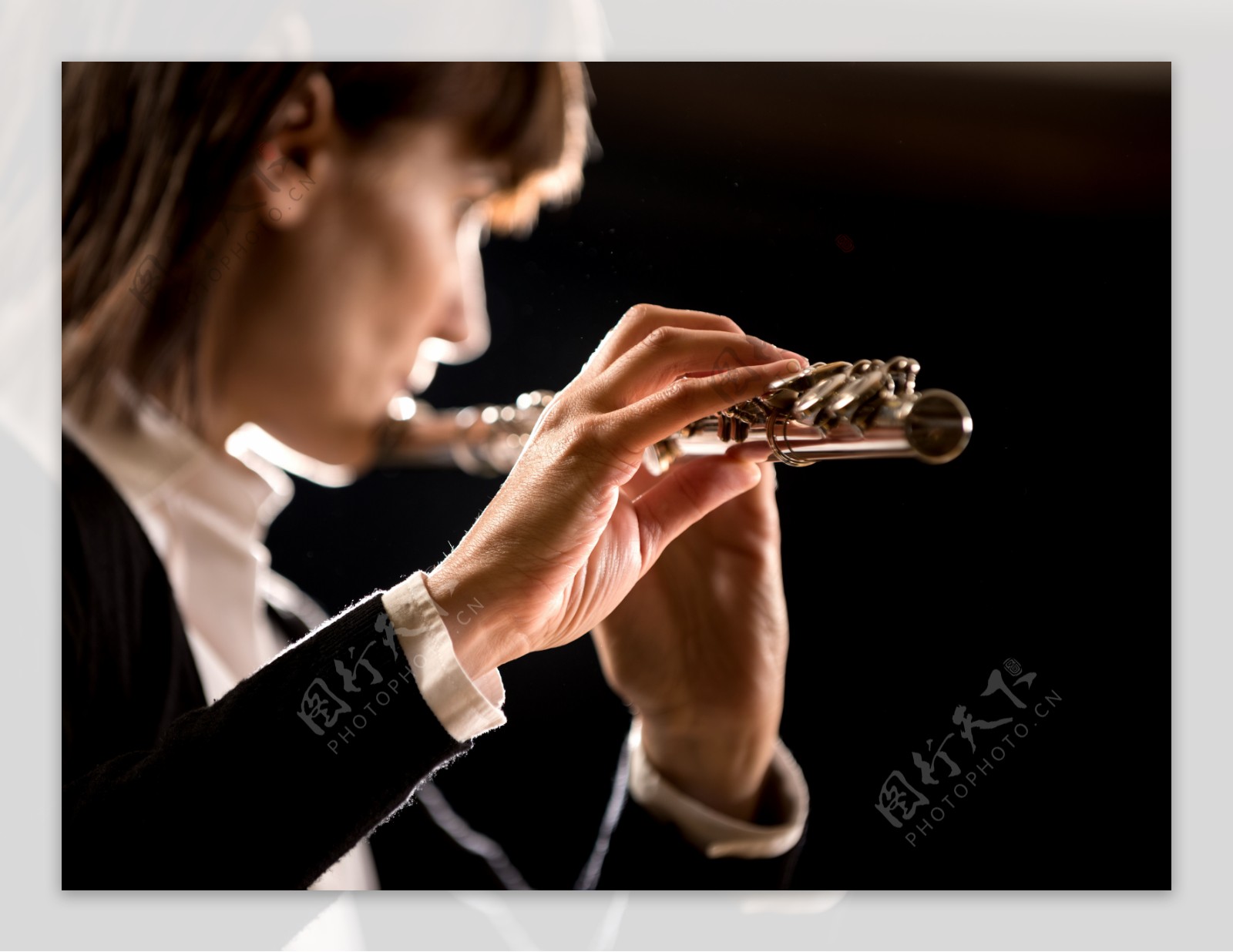 吹笛子的女人图片