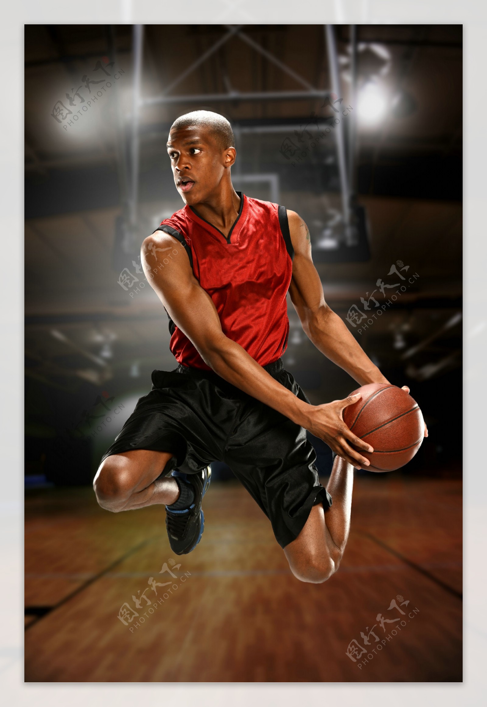 篮球场上跳跃的运动员图片