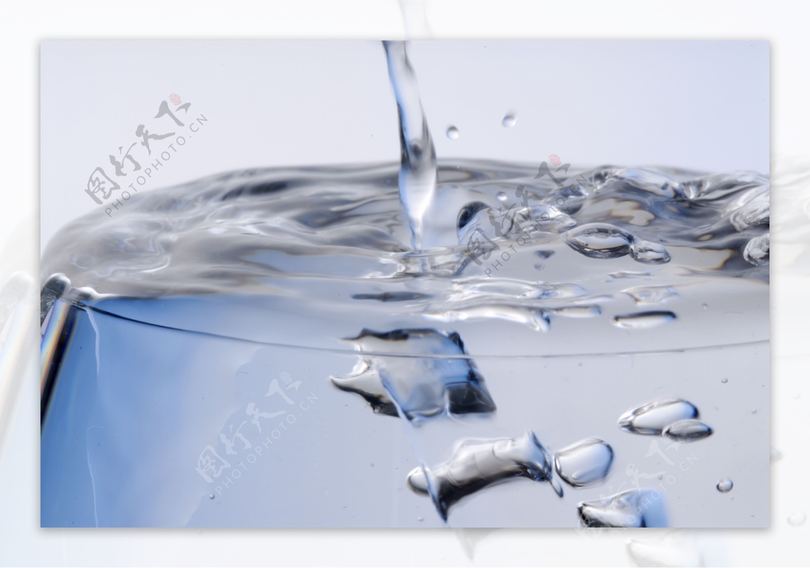倒入水杯溢出的水产生的气泡写真图片图片