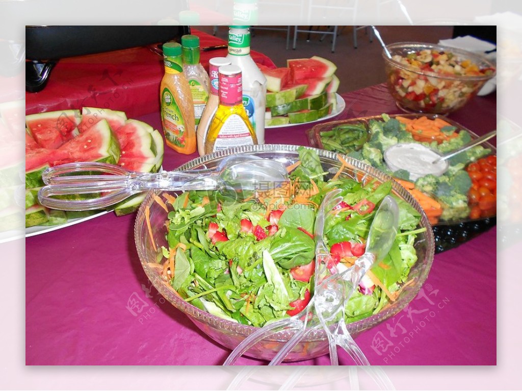 桌子上的蔬菜沙拉