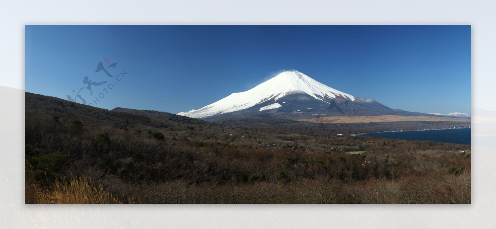 蓝天下白雪覆盖的山峰宽幅风景景图片图片