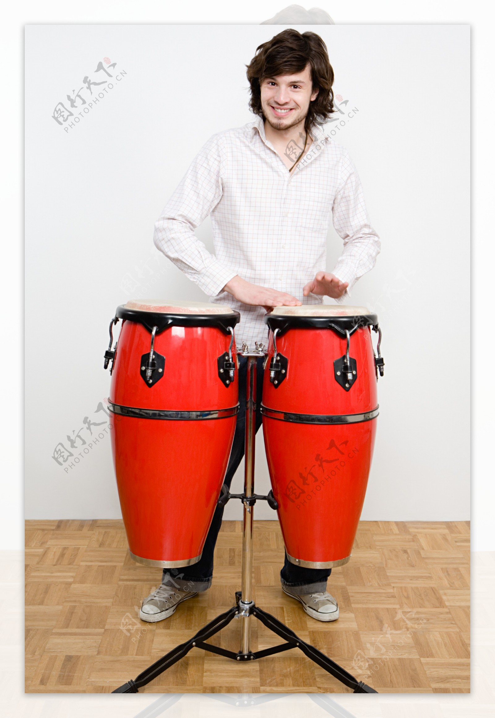 拍打着鼓的音乐男人图片