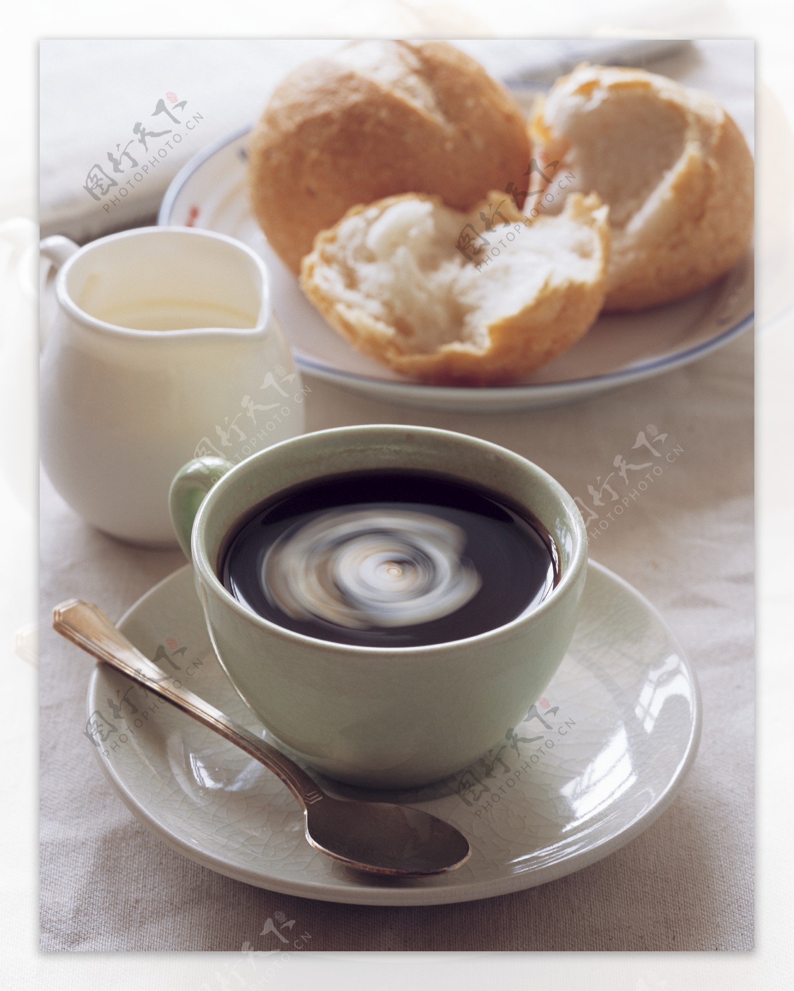 盘中面包一杯咖啡高清大图图片