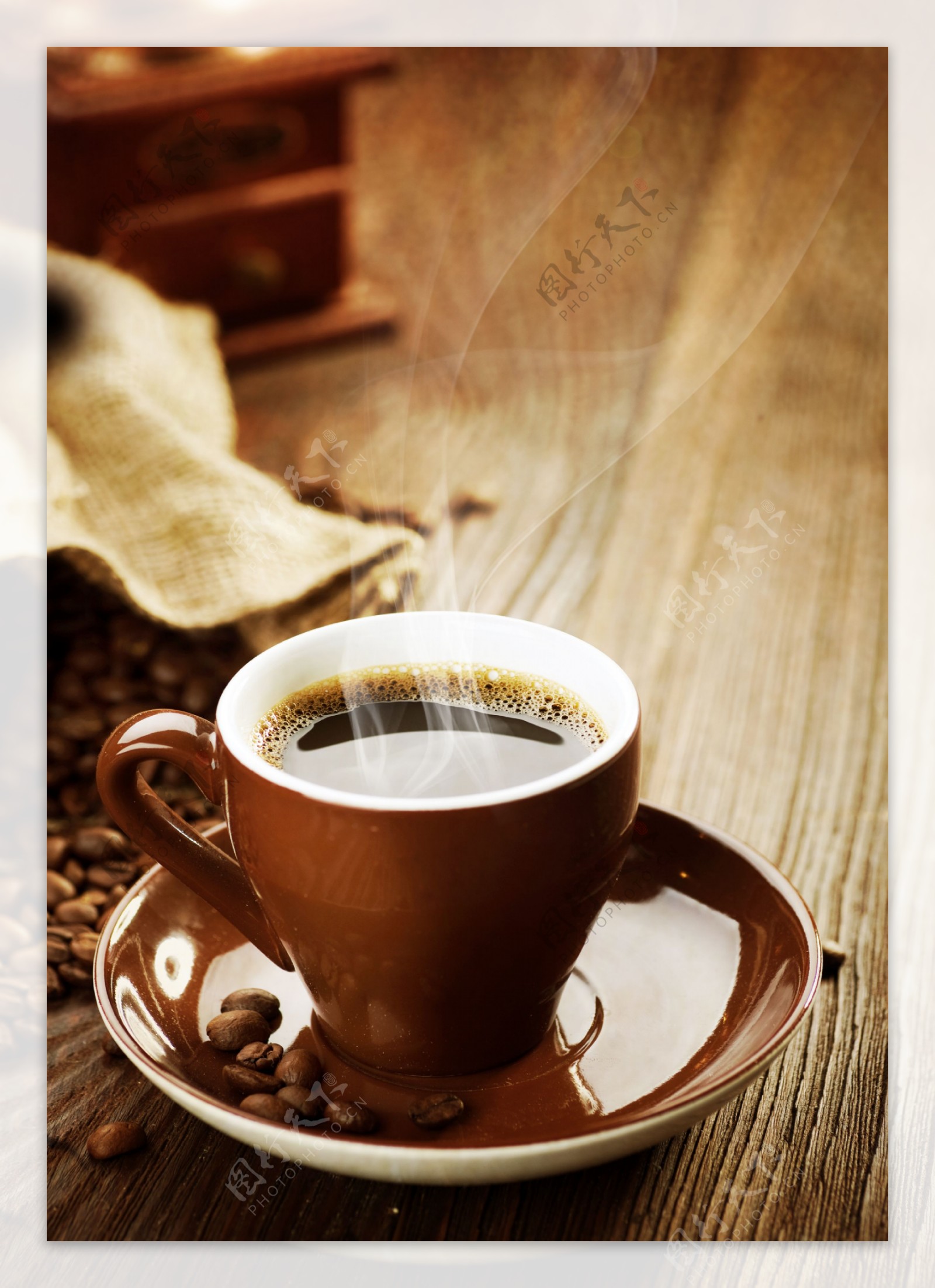 装满咖啡的棕色咖啡杯图片