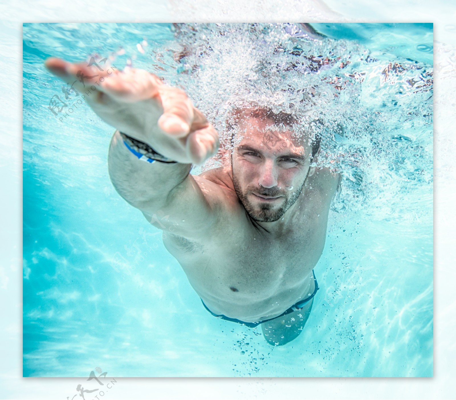 游泳的国外男人摄影图片