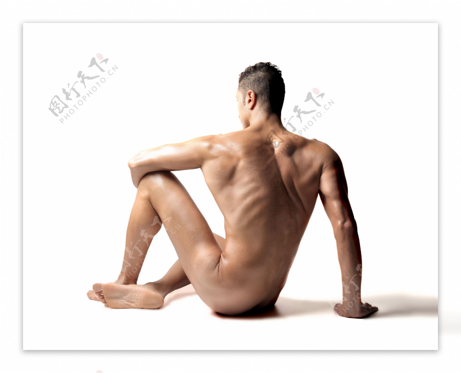 坐着的肌肉男人图片