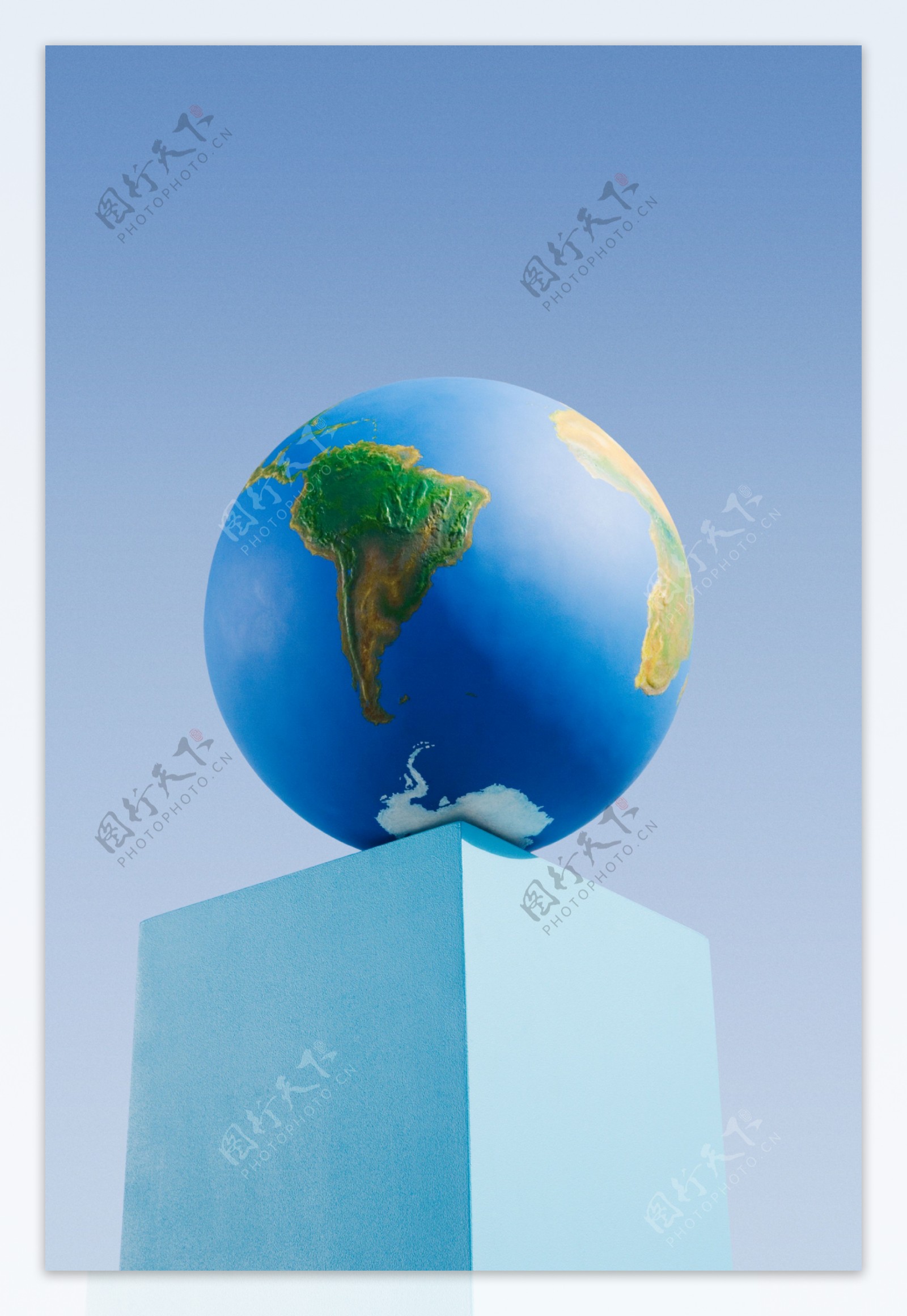 蓝色柱子与蓝色地球摄影图片图片