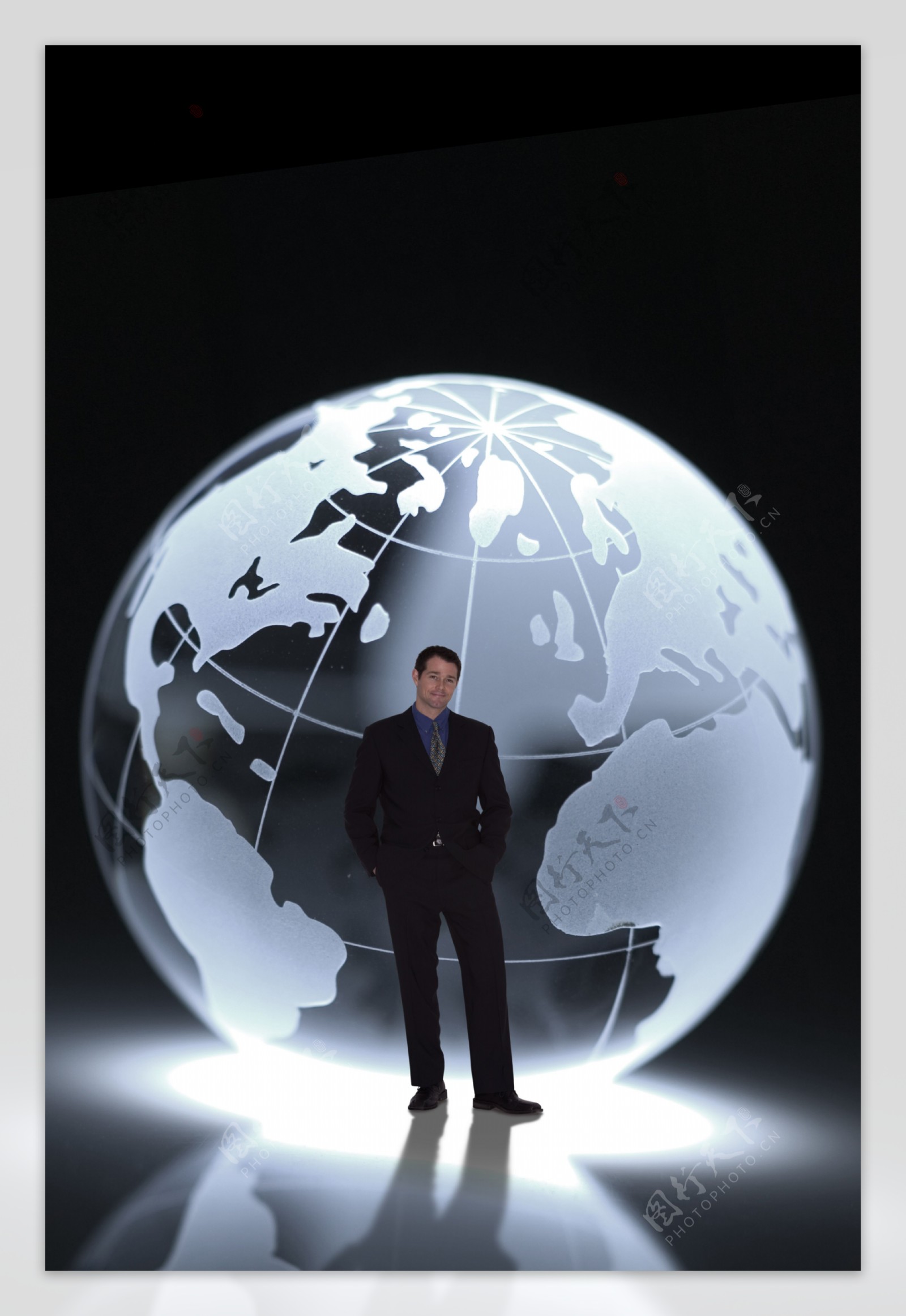 站在透明地球仪前的商务男性图片