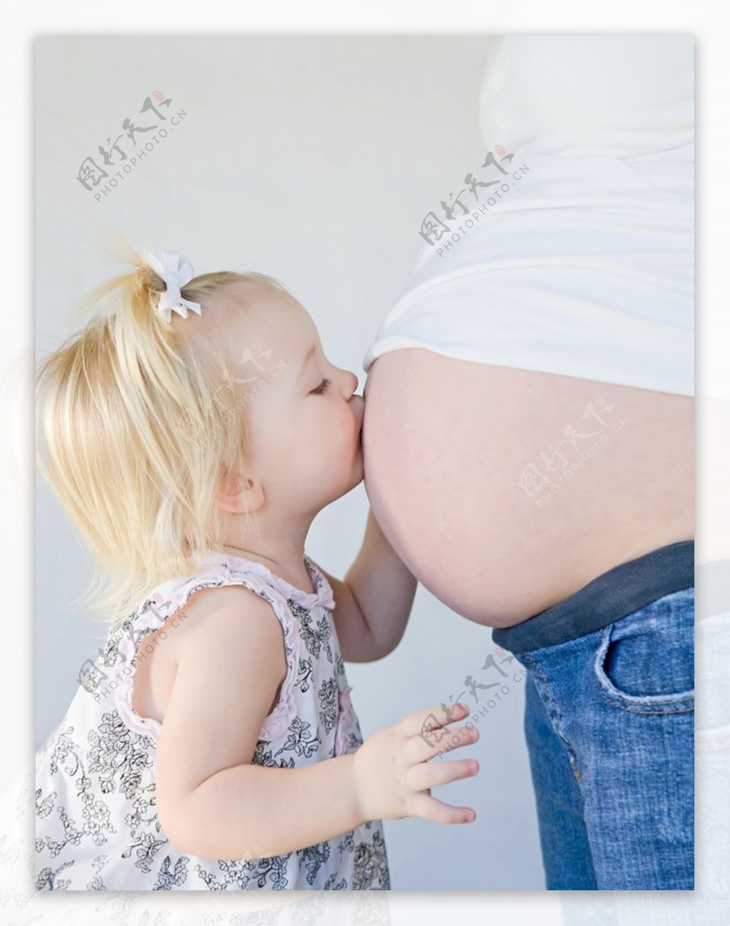 外国婴儿亲吻孕妇图片