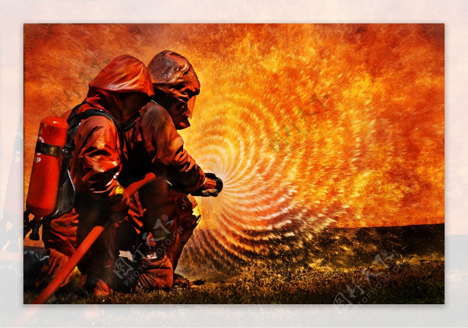 正在灭火的消防官兵图片