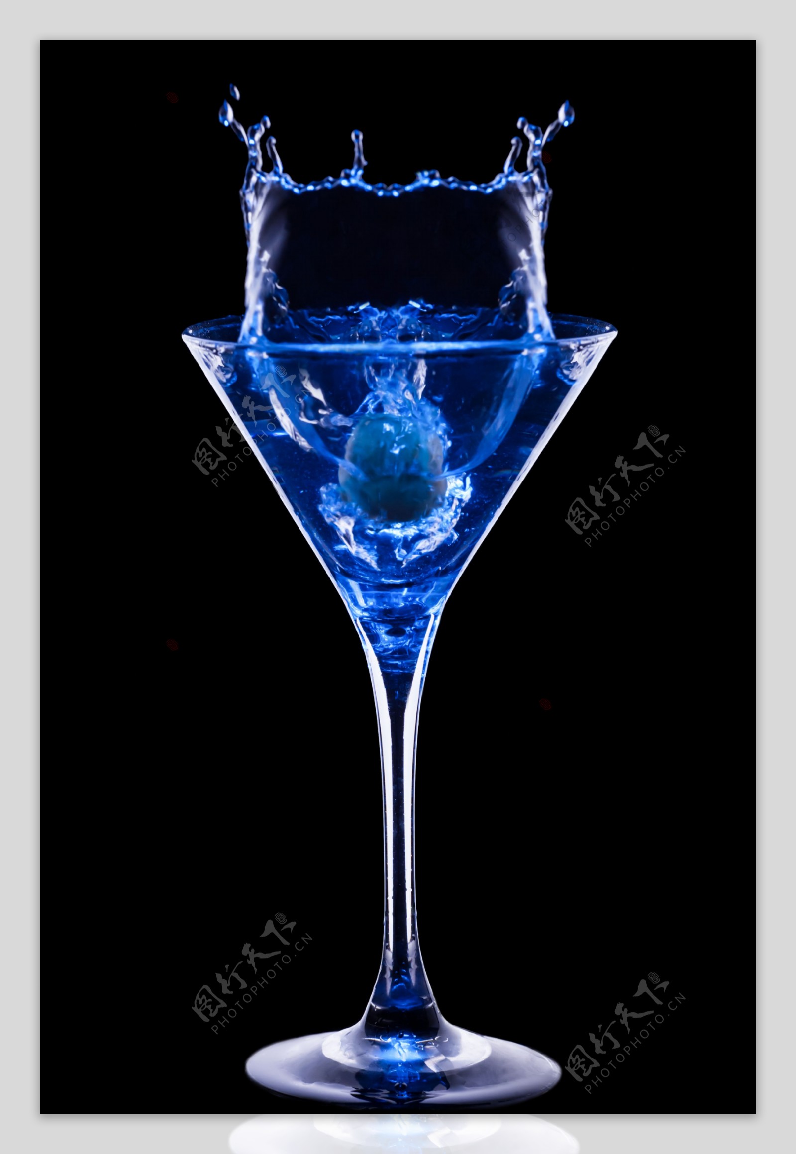 蓝色的鸡尾酒图片