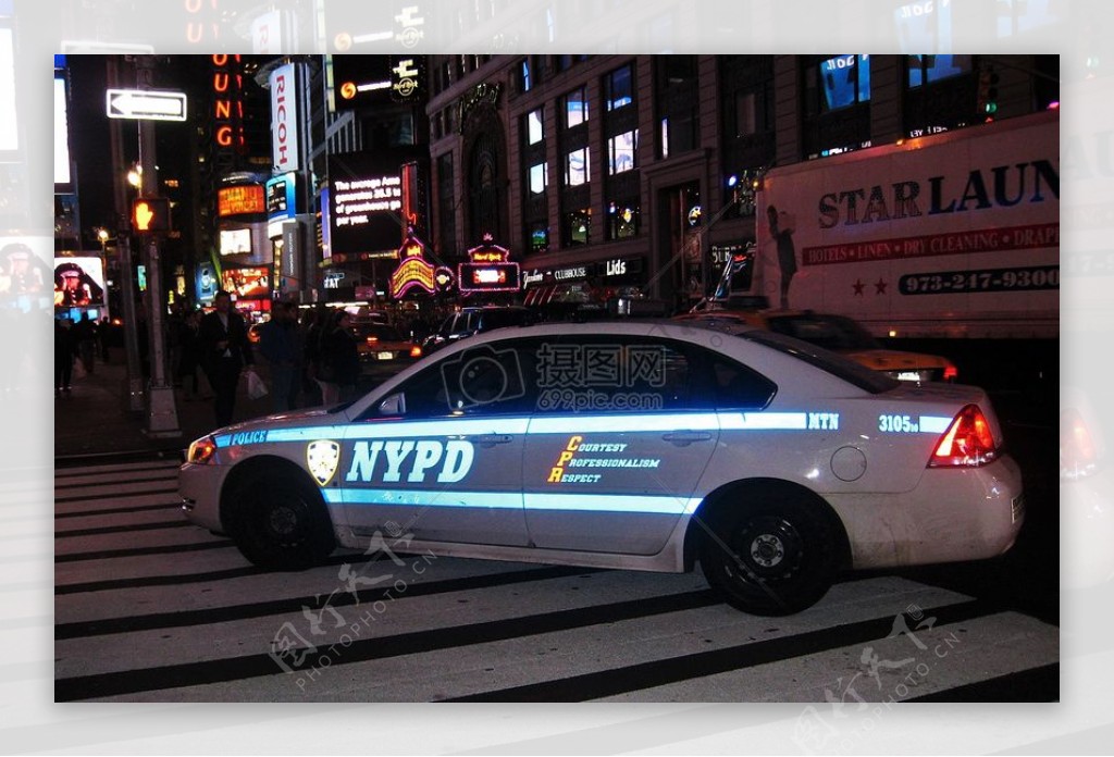 夜晚的纽约警察车