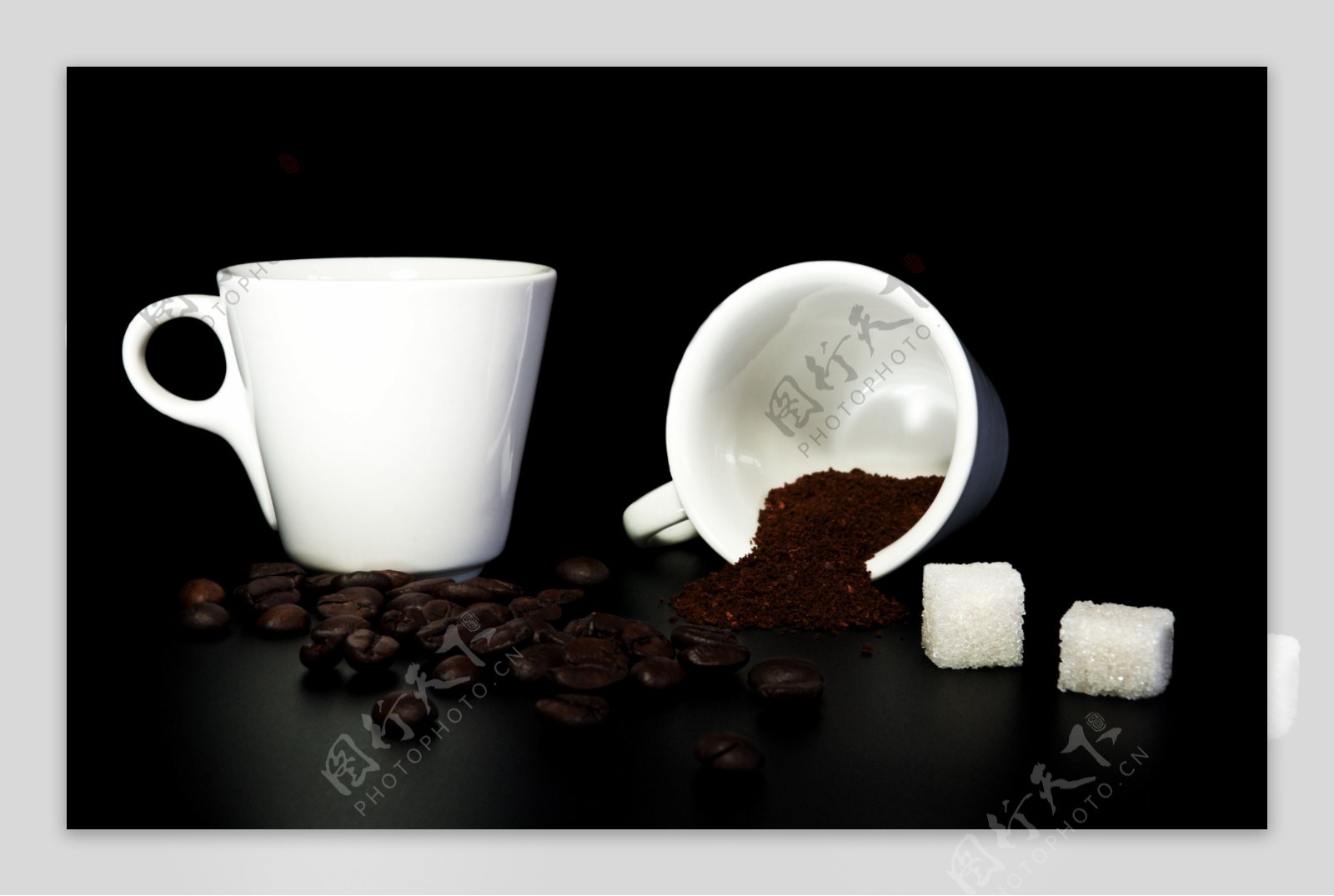 白色咖啡杯与咖啡豆图片