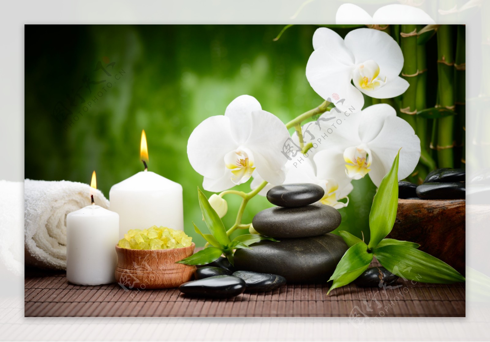 鹅卵石兰花和蜡烛图片