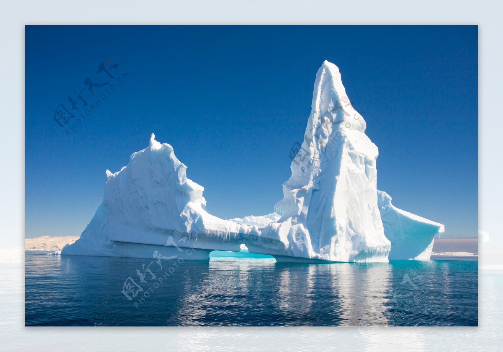 海面上的冰山风景图片
