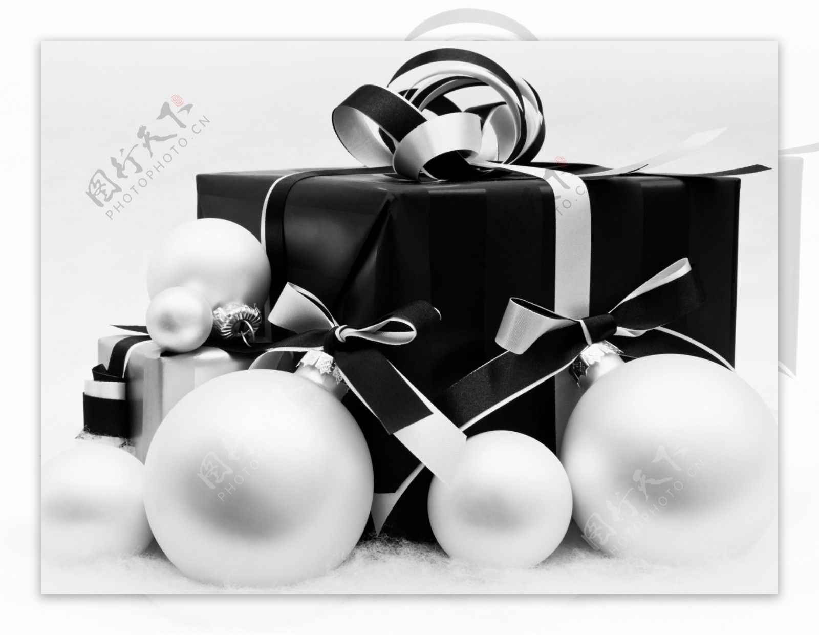 圣诞彩球和礼物