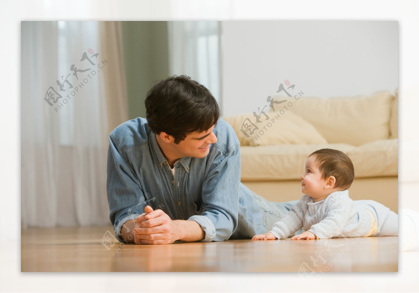 和宝宝聊天的爸爸图片