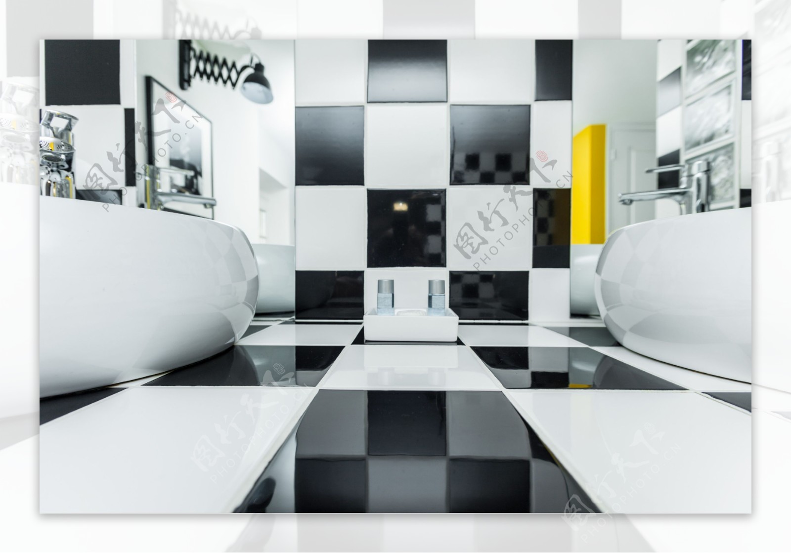 黑白格子装修风格的浴室