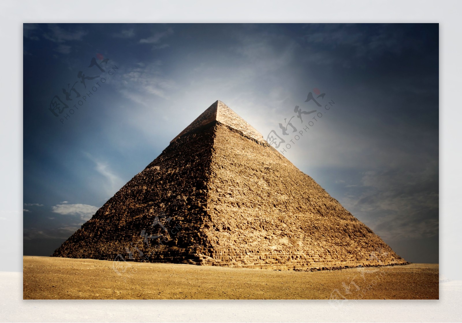 天空下的金字塔摄影图片