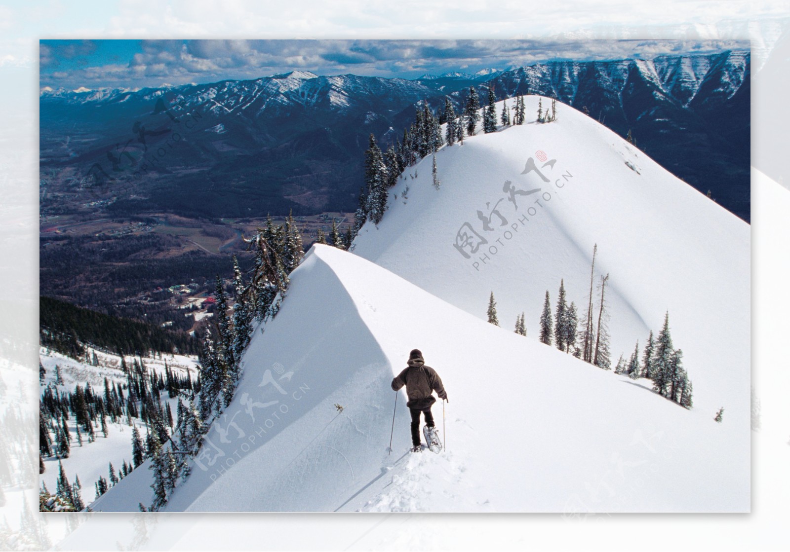 登山蓝雪的运动员图片