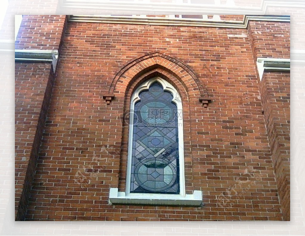 教堂的拱形窗口