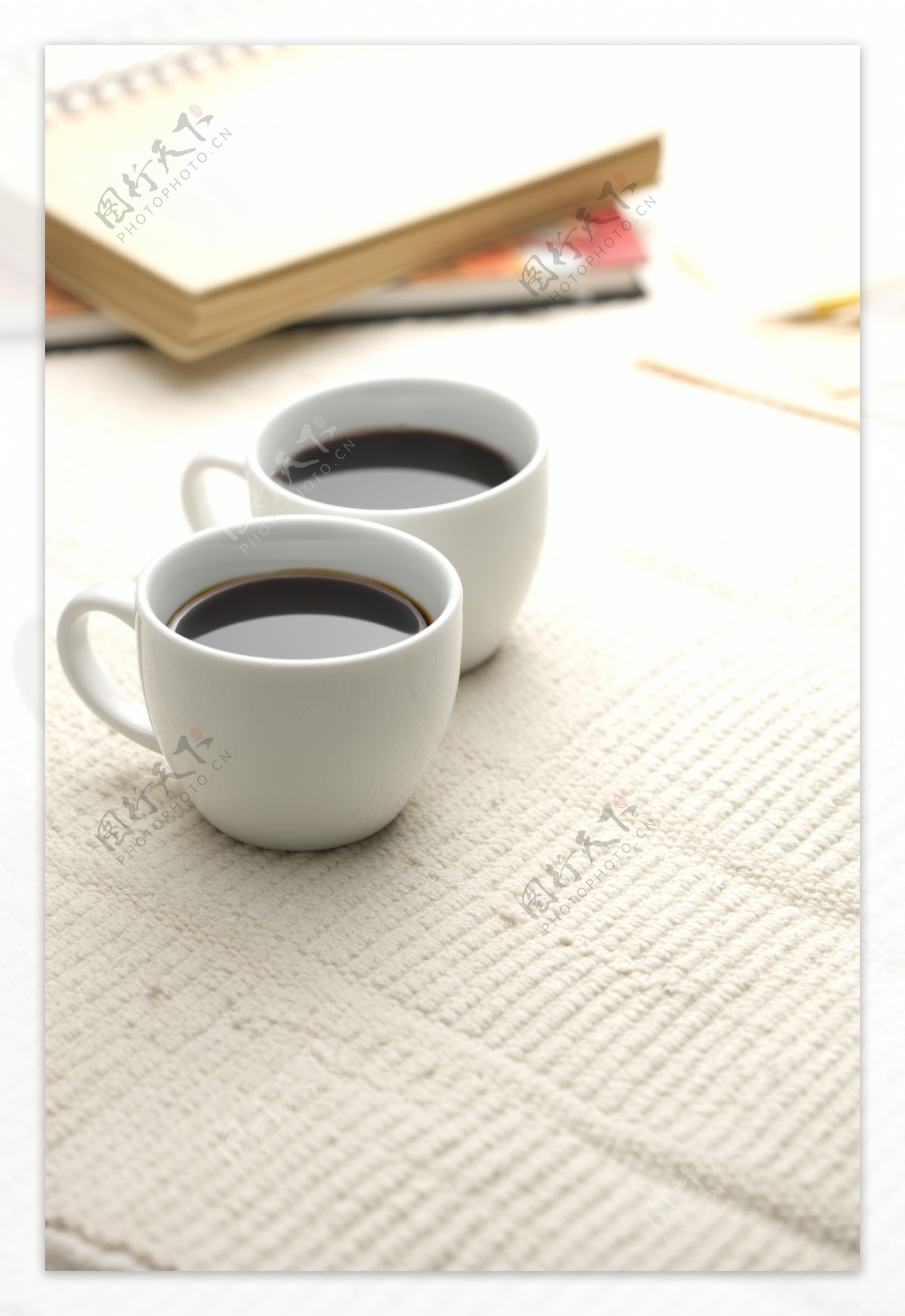 两杯咖啡与记事本图片图片