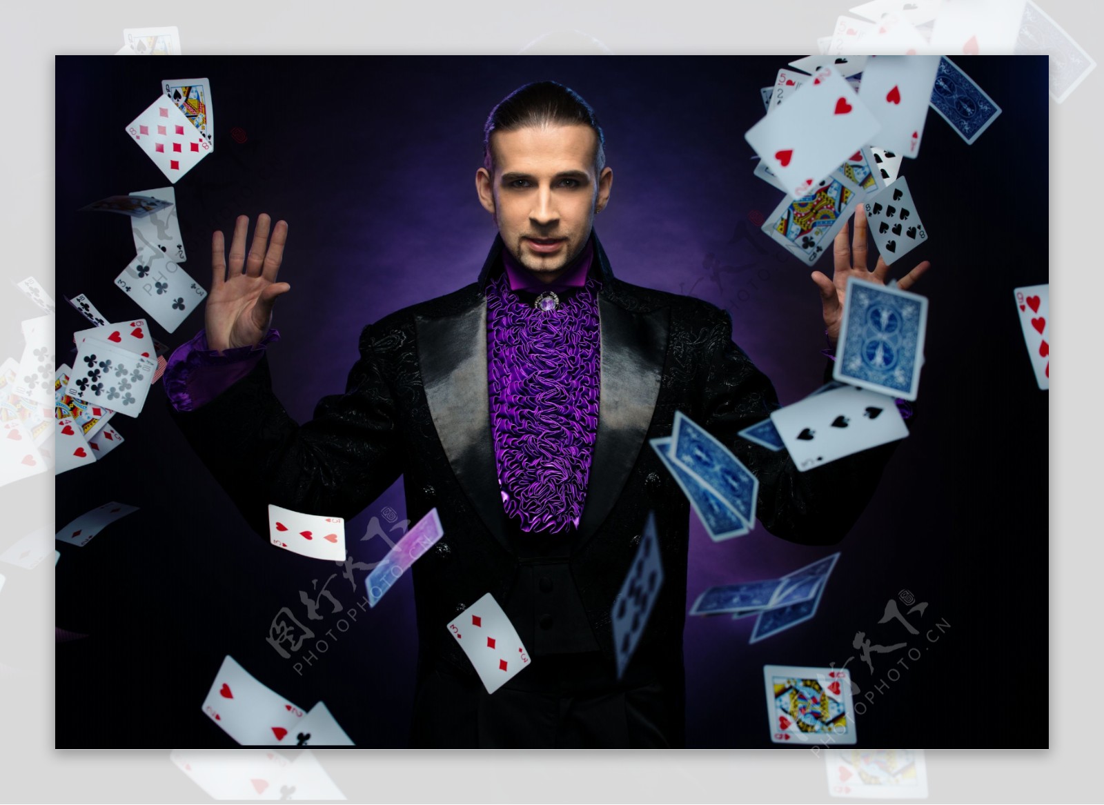 玩扑克的魔术师图片