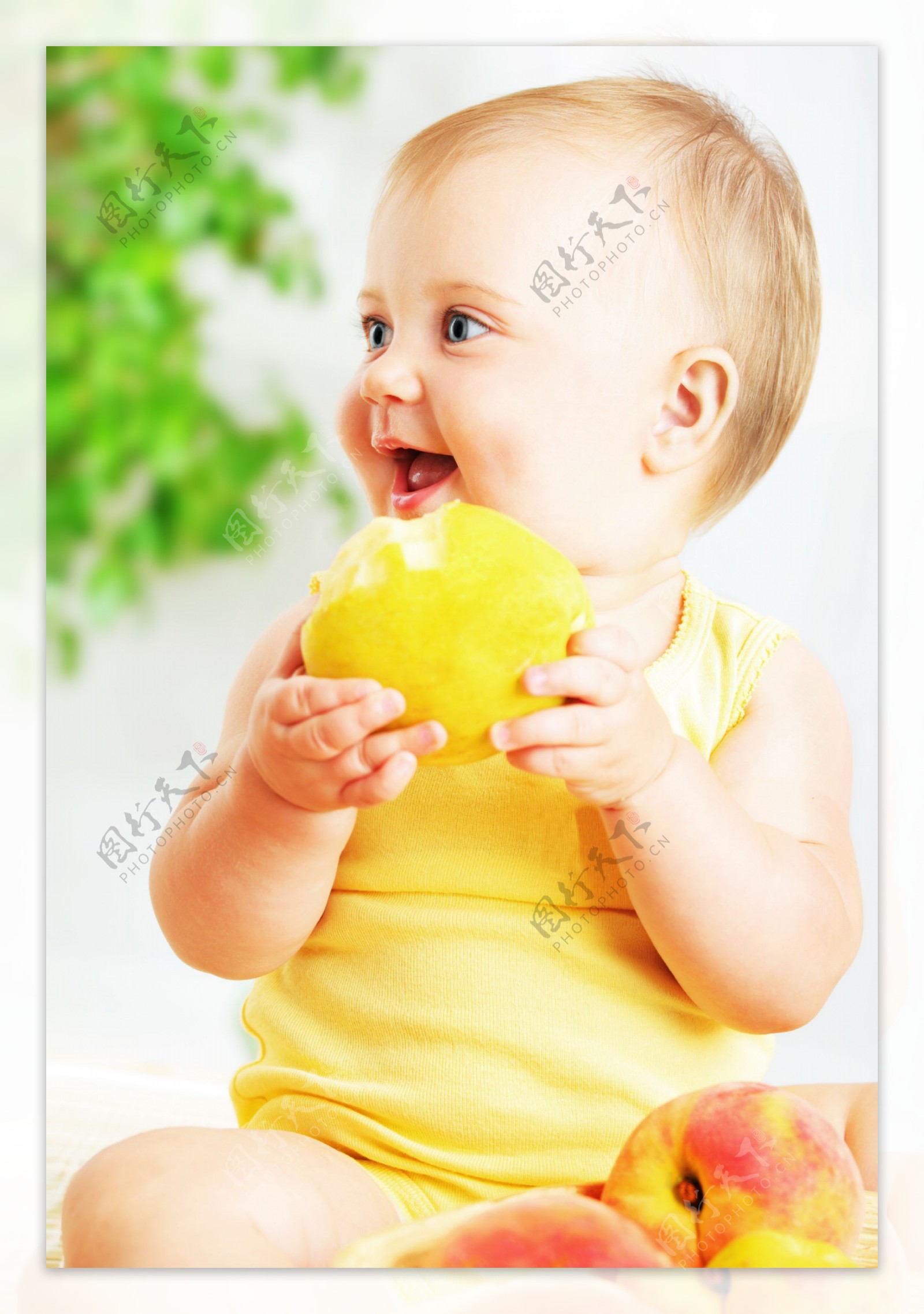 吃水果的儿童图片