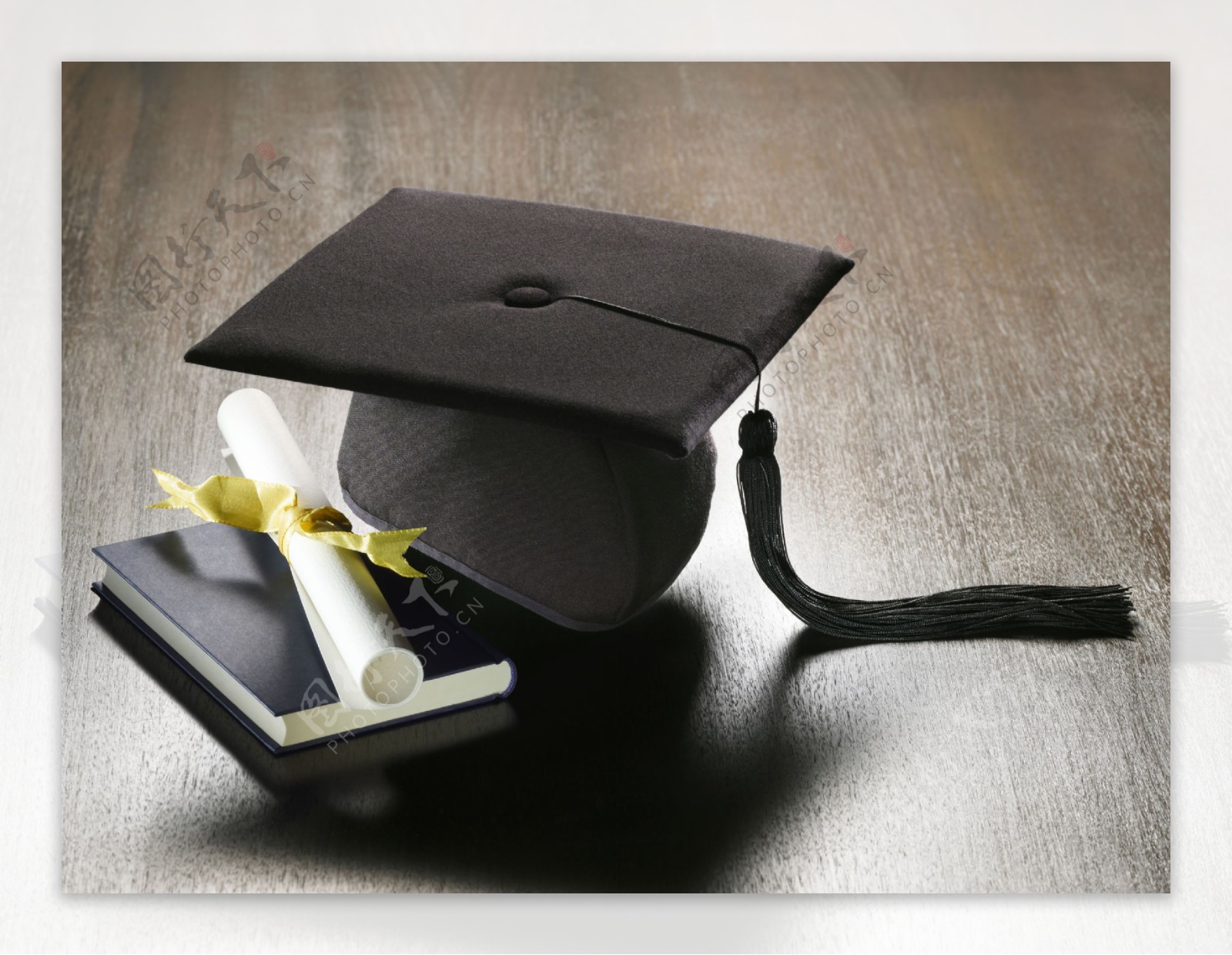 毕业帽子与证书摄影图片