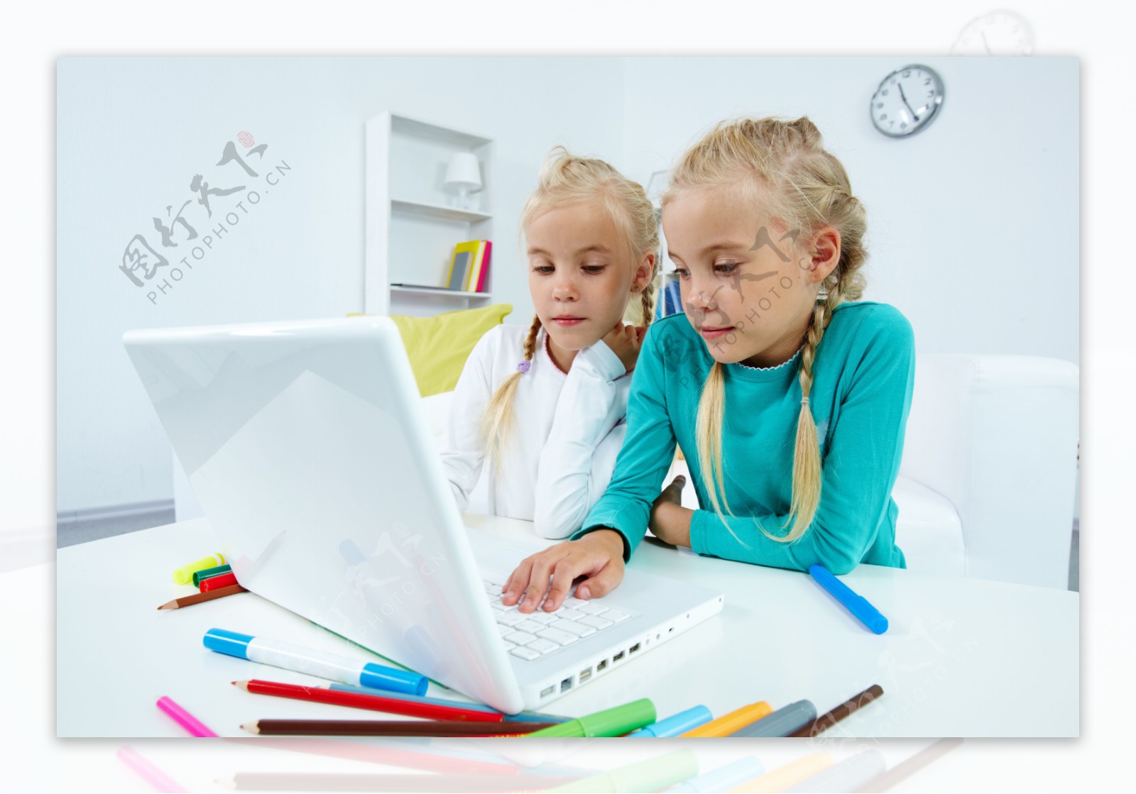 玩电脑的两个小女生图片