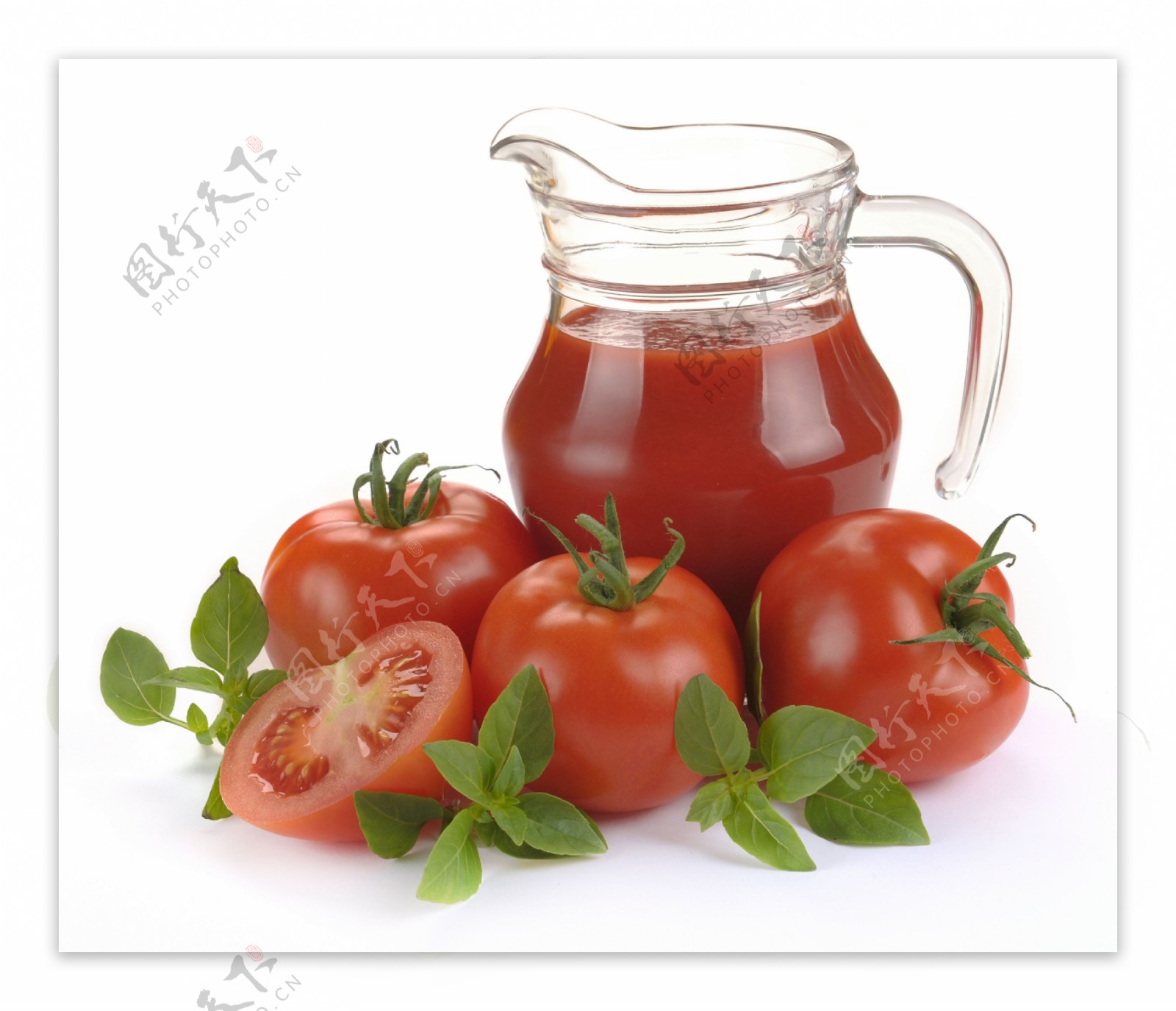 一杯番茄汁和番茄图片