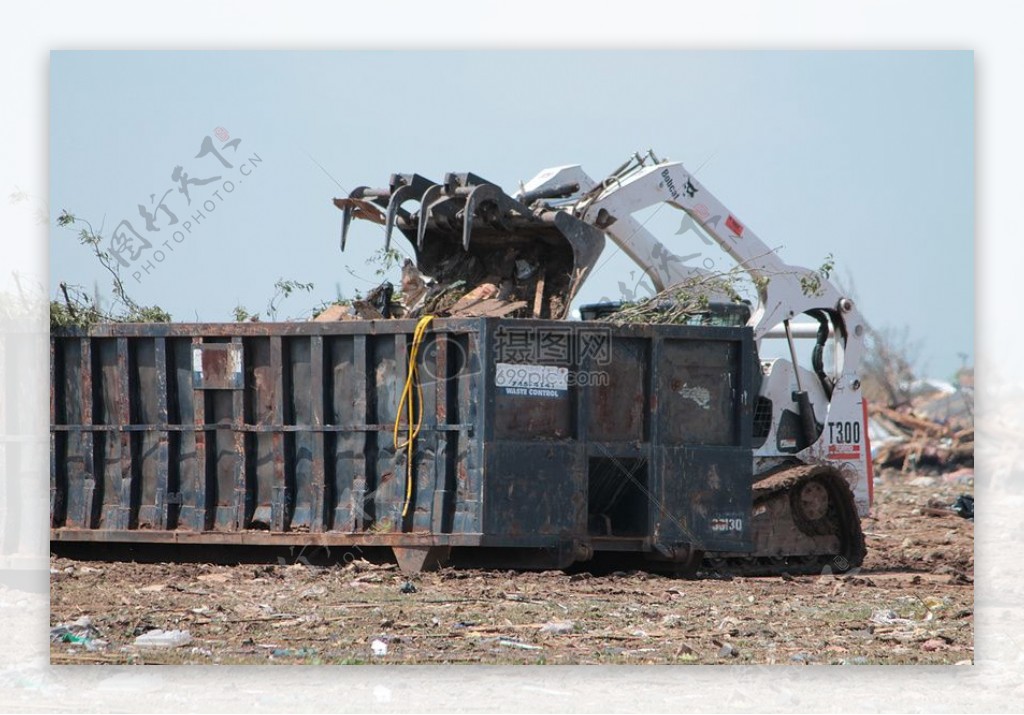 清理废墟的垃圾车