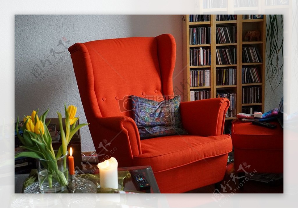 书架旁的红色沙发