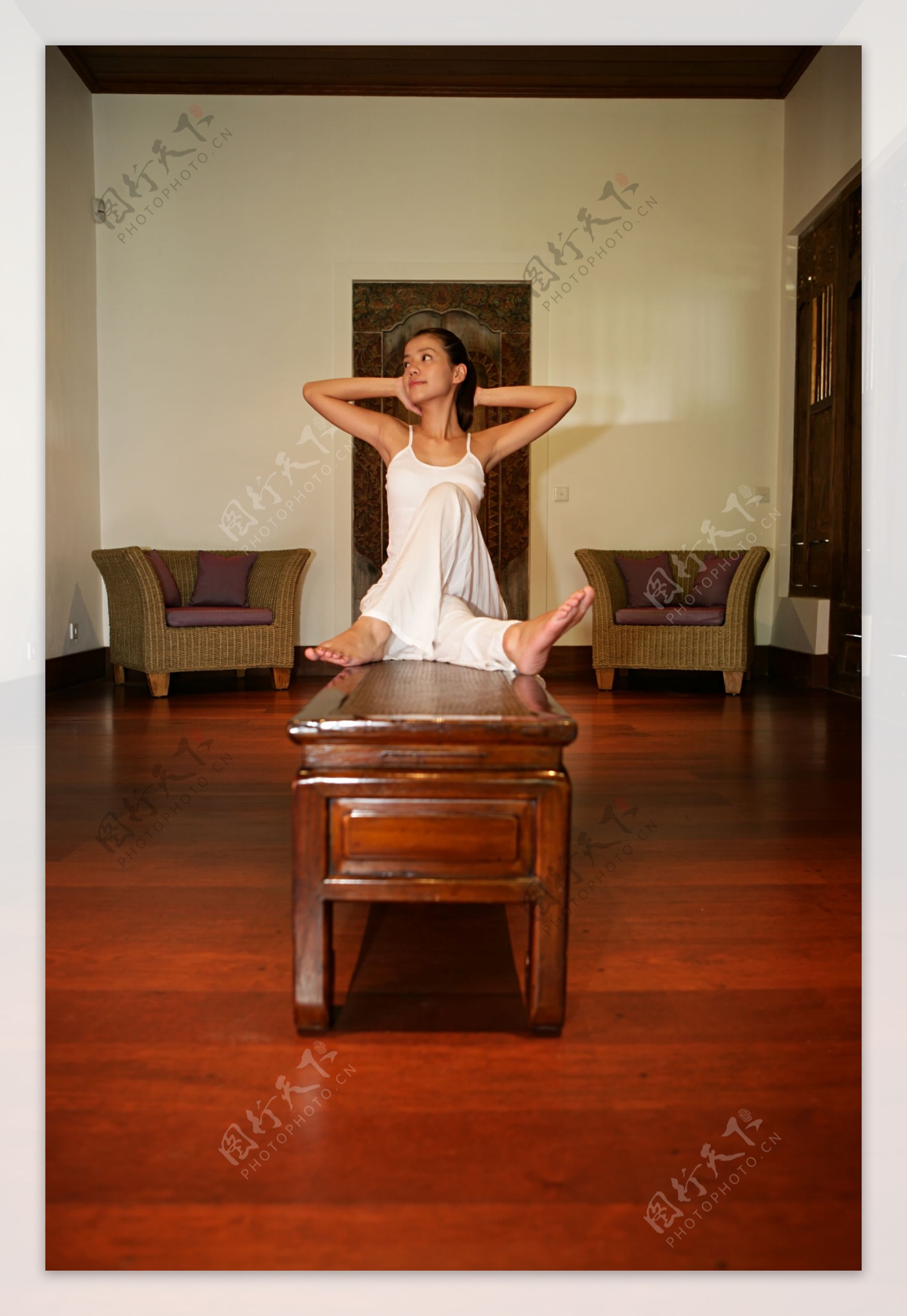 室内练习瑜伽女性图片