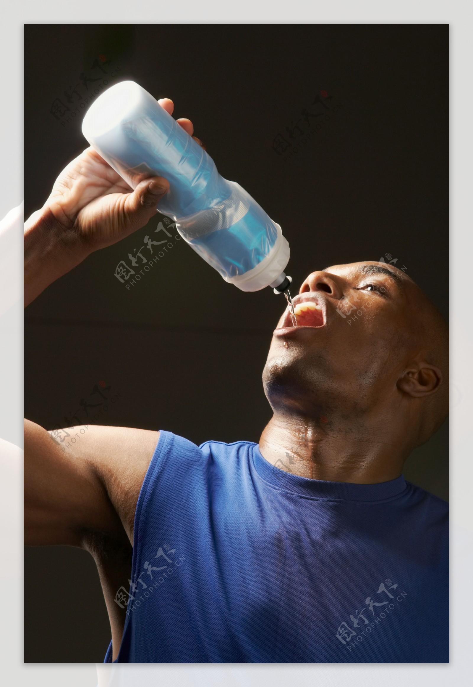 喝水的黑人运动员高清图片