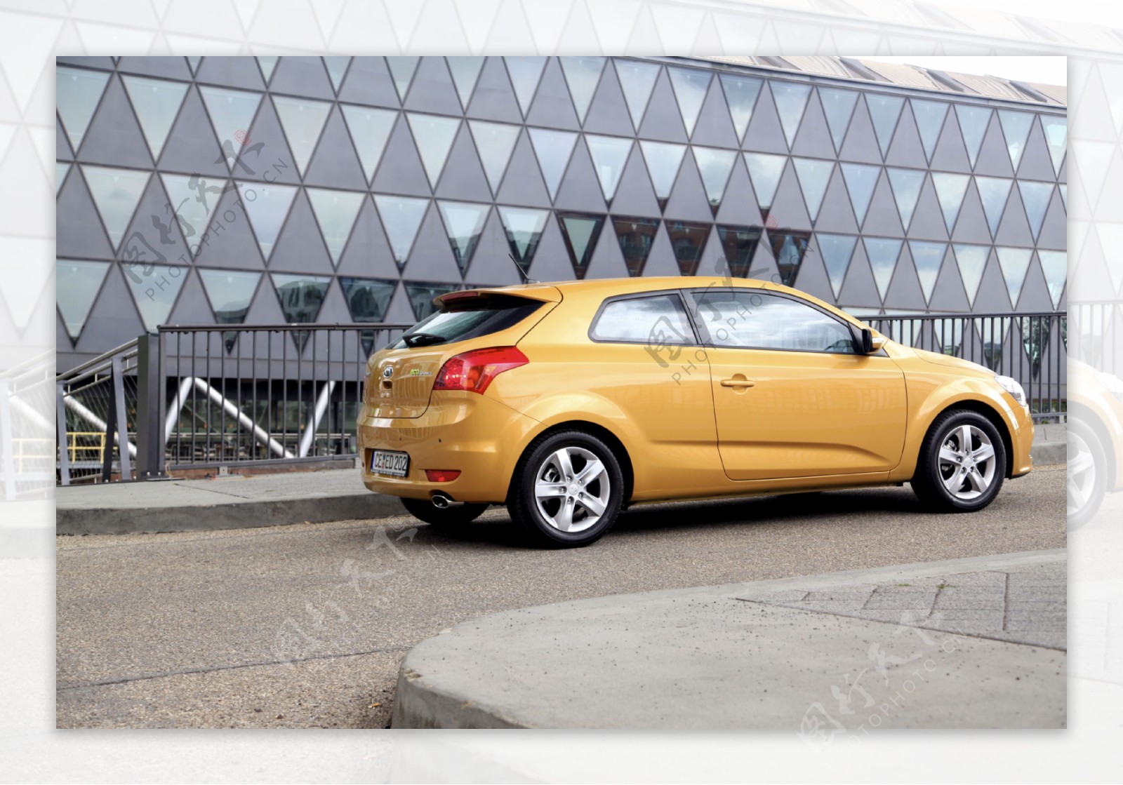 建筑与黄色轿车图片