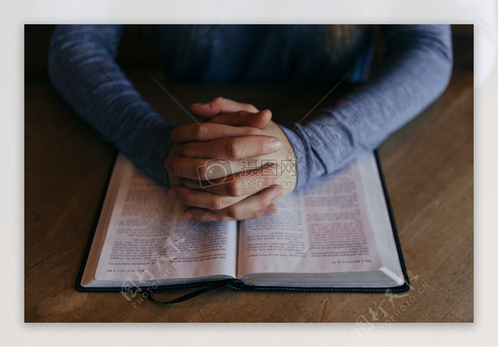 教传教士读经圣祷告