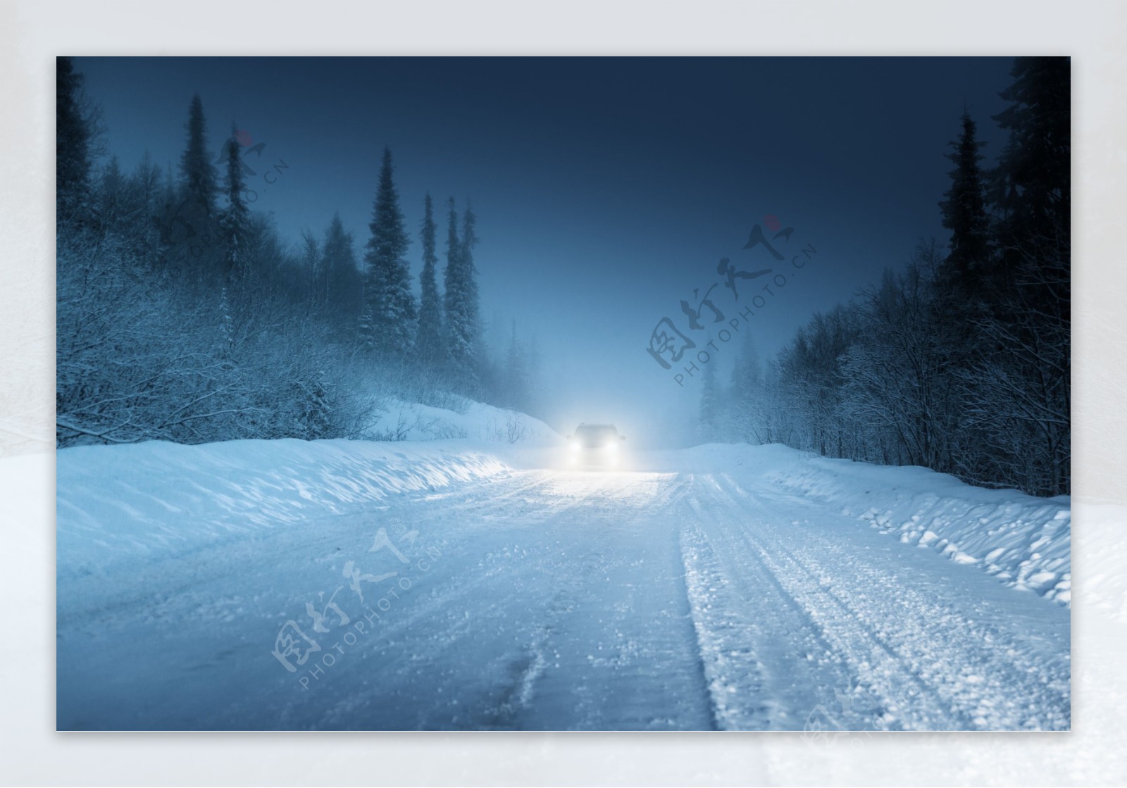 夜晚行驶在雪地上的汽车图片