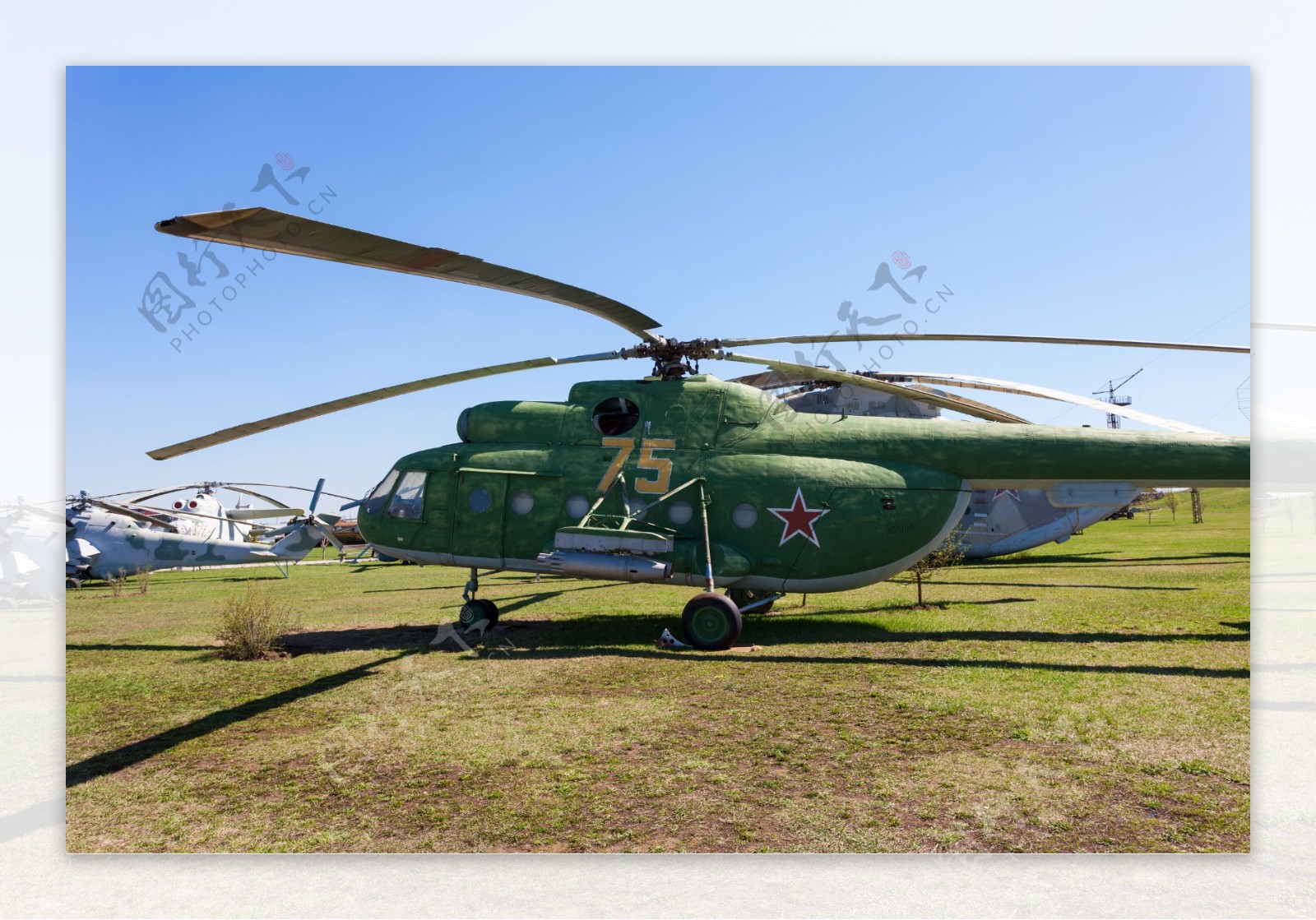 草地上的直升飞机图片