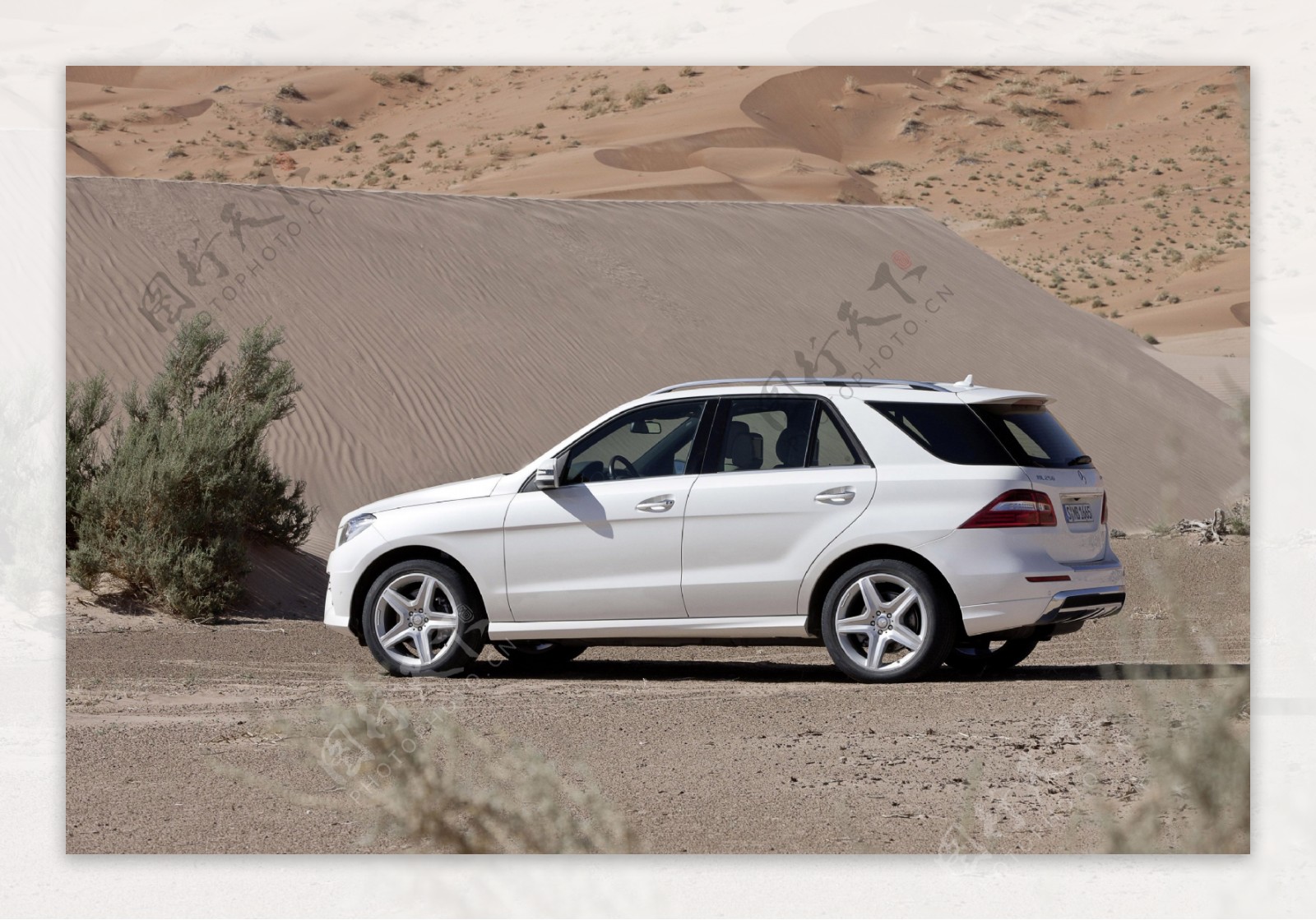 沙漠与轿车图片