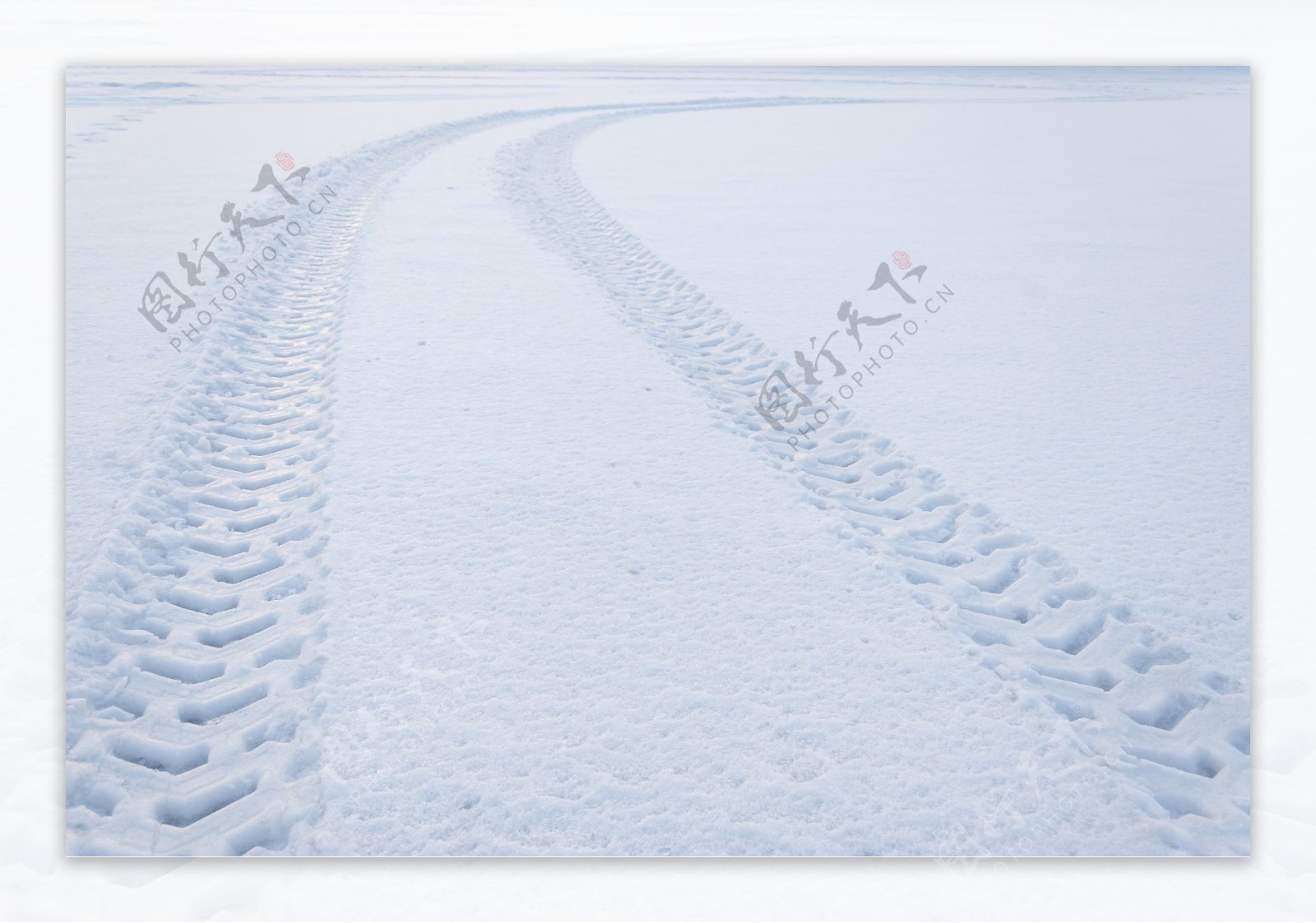 雪地上的轮胎印图片