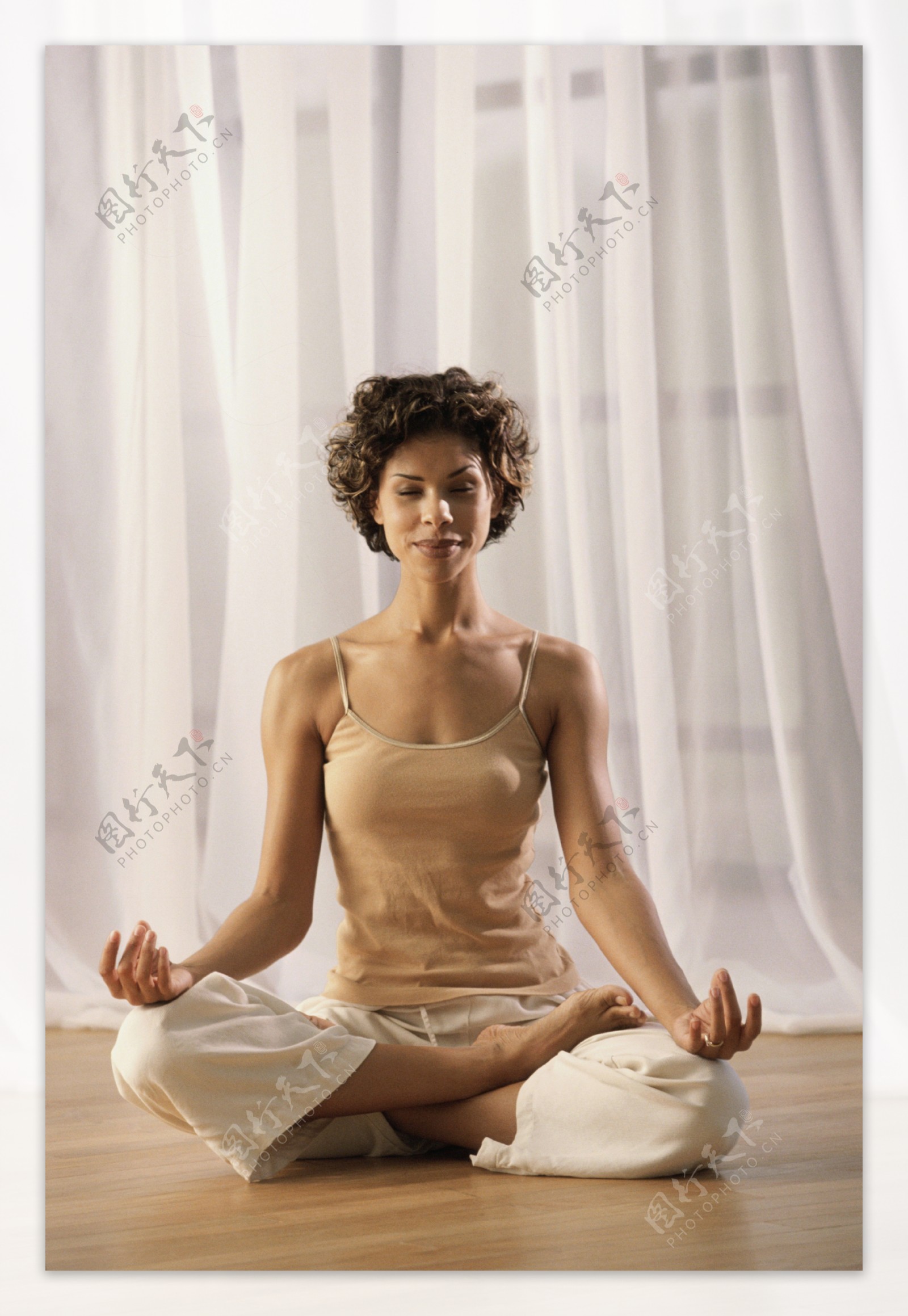 瑜珈打坐的美女图片