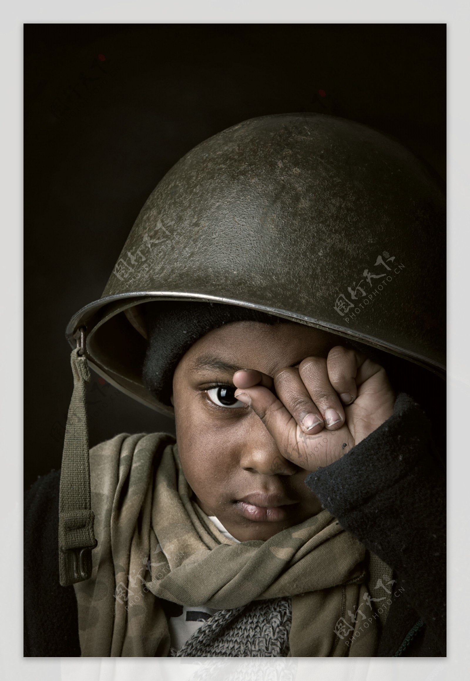 战争哭泣的男孩图片