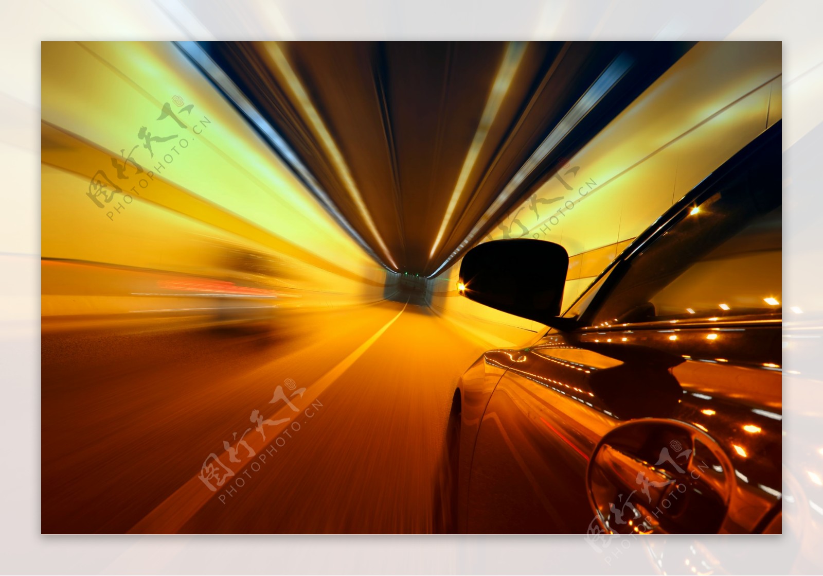 隧道里飞速行驶的轿车图片