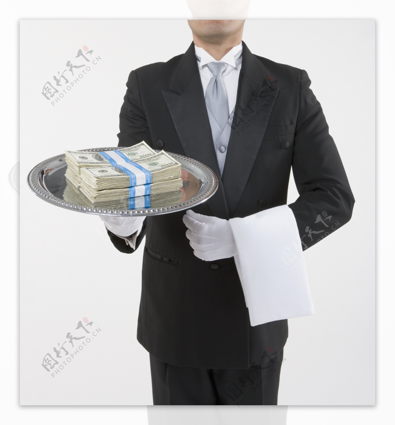 男人托着放钞票的托盘高清大图图片