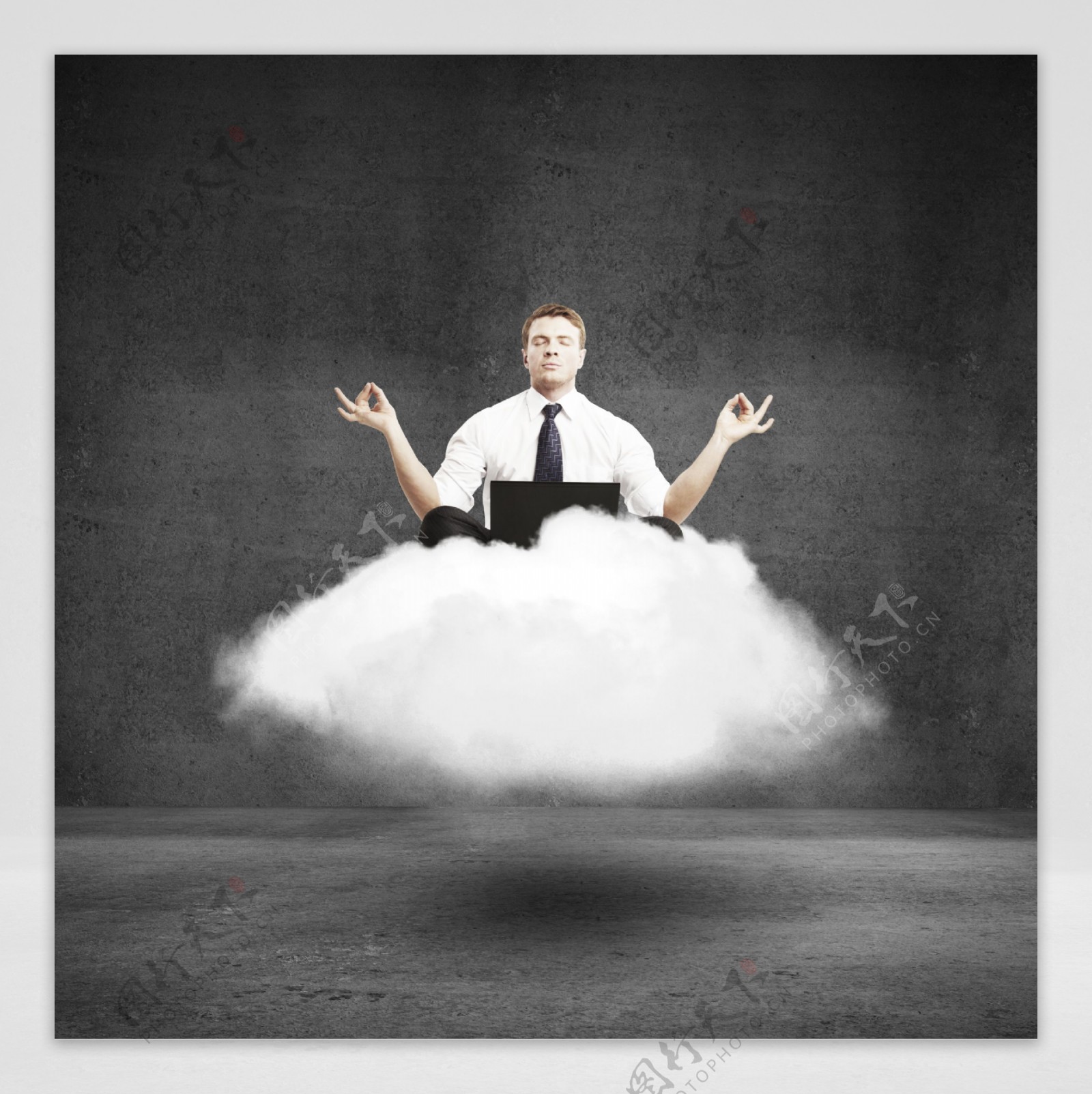 坐在云朵上练瑜伽的男人图片