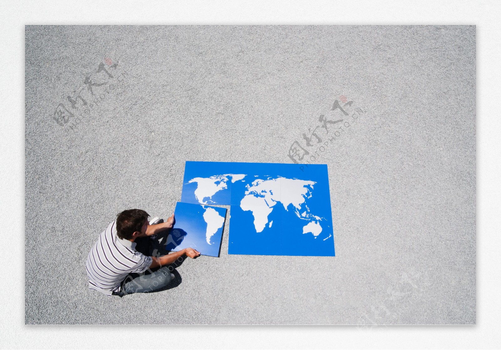 外国男人与世界地图拼图图片