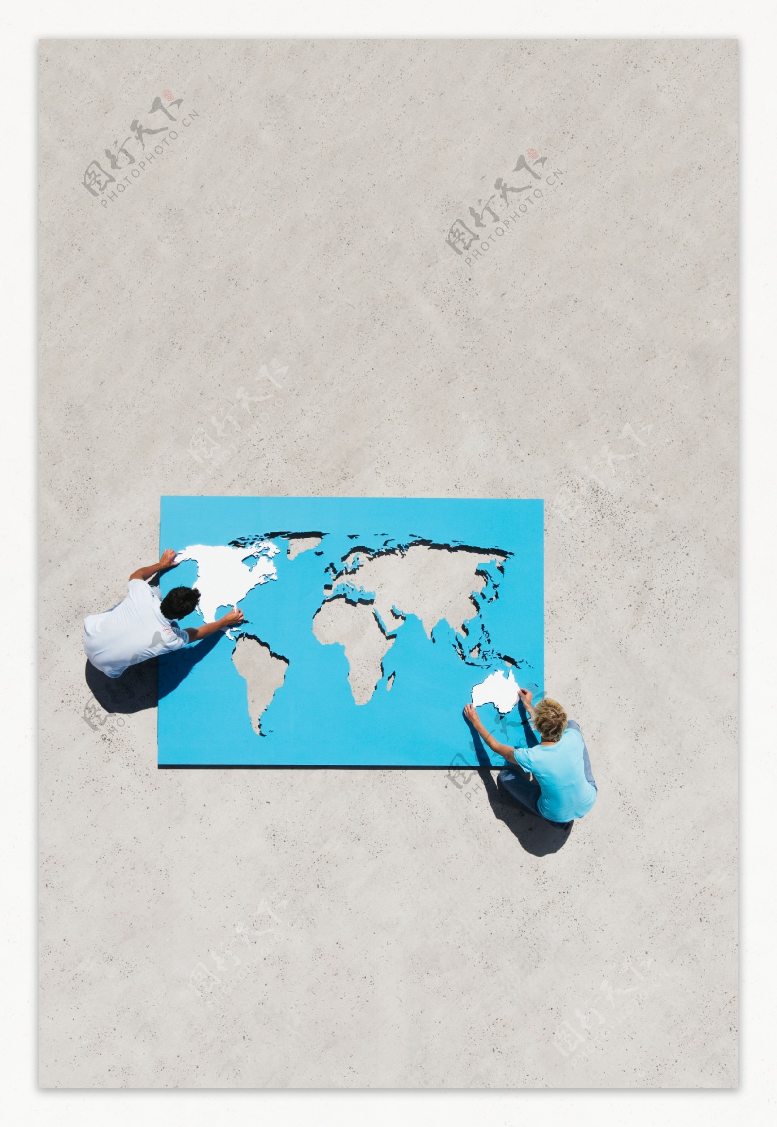 外国男人拼镂空世界地图图片