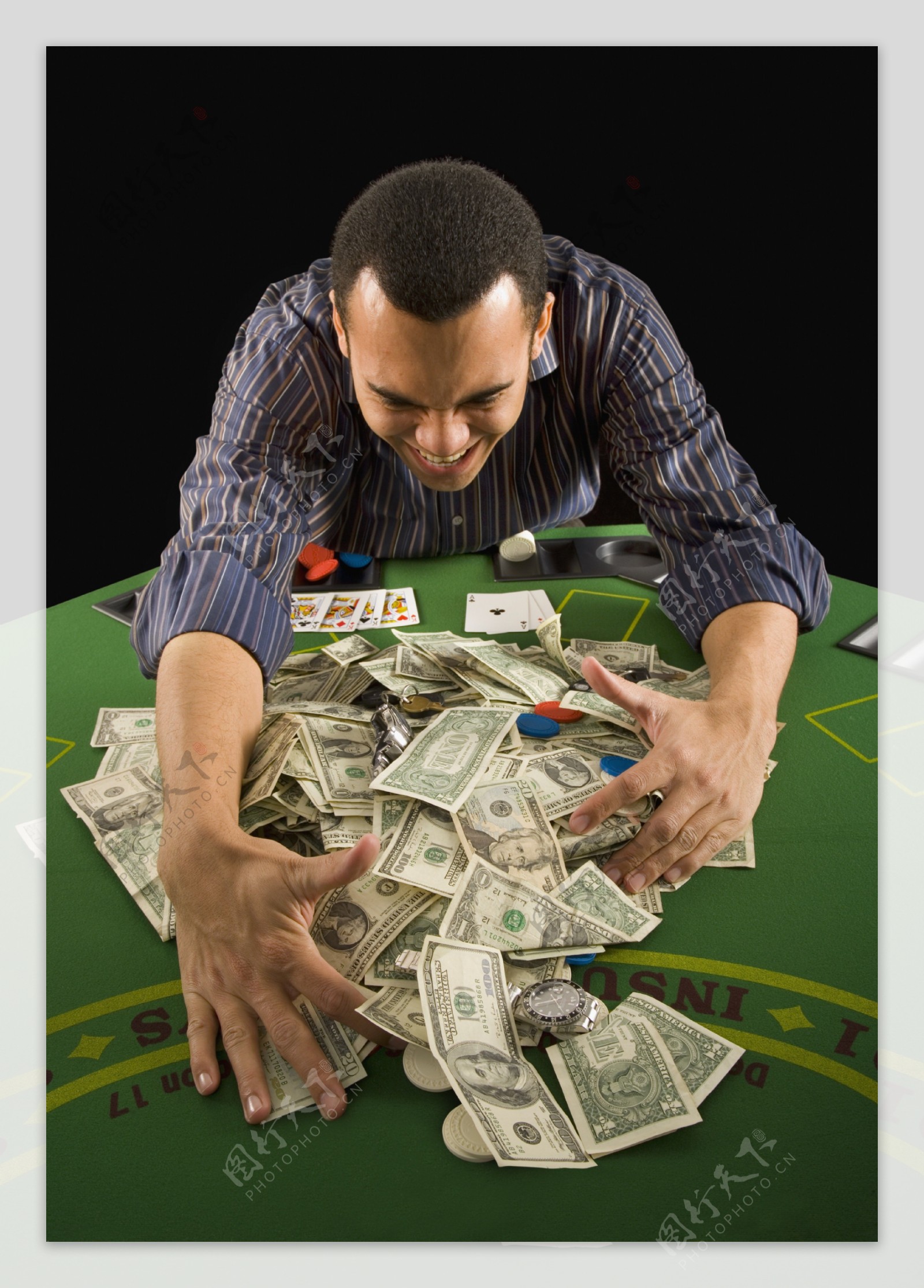 扑克牌赢钱的兴奋男人高清大图图片