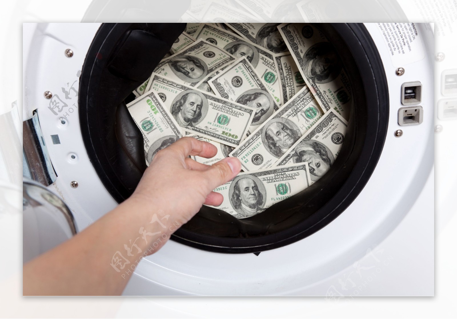 放进洗衣机的纸币图片